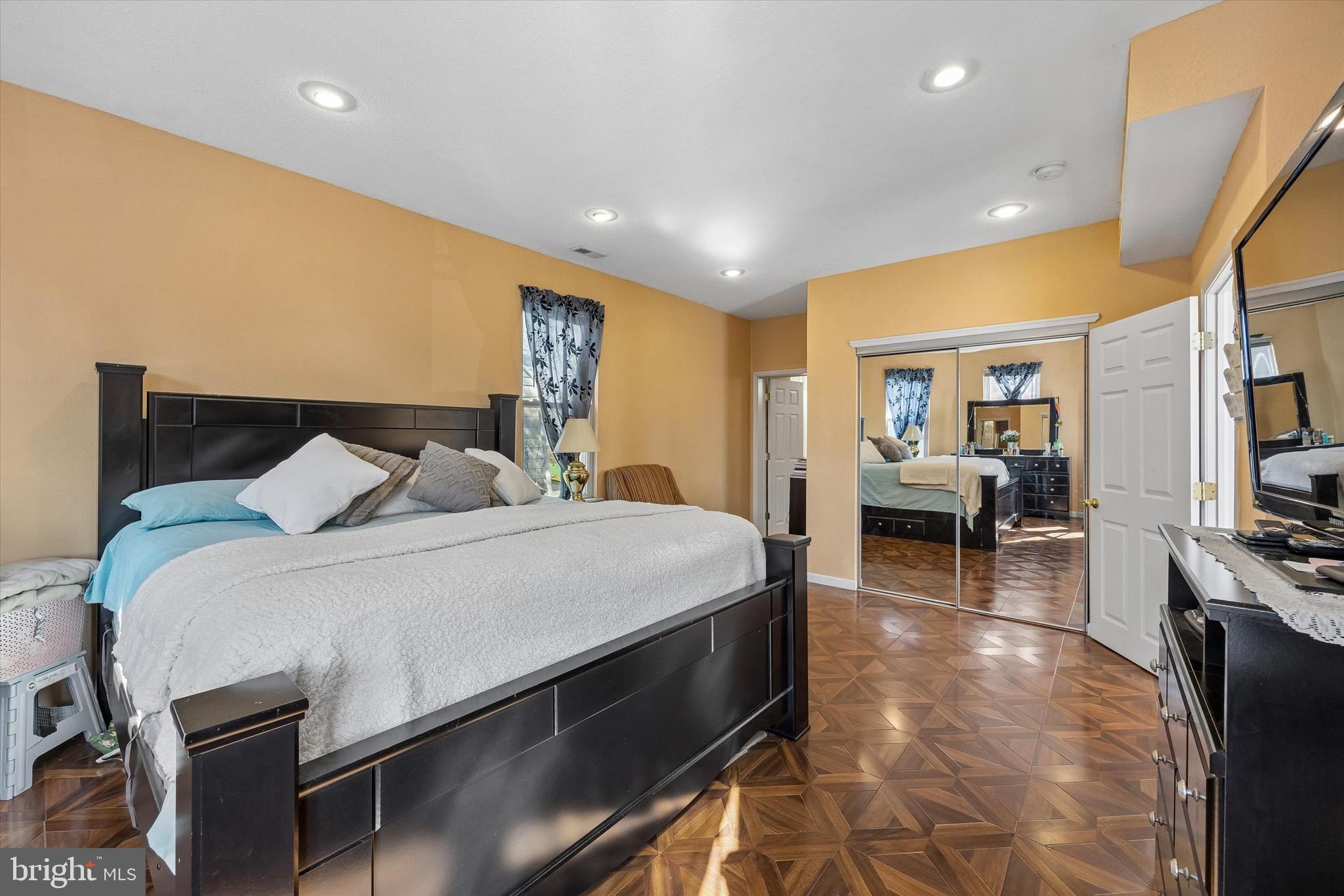 EAST OAK LANE - Residential