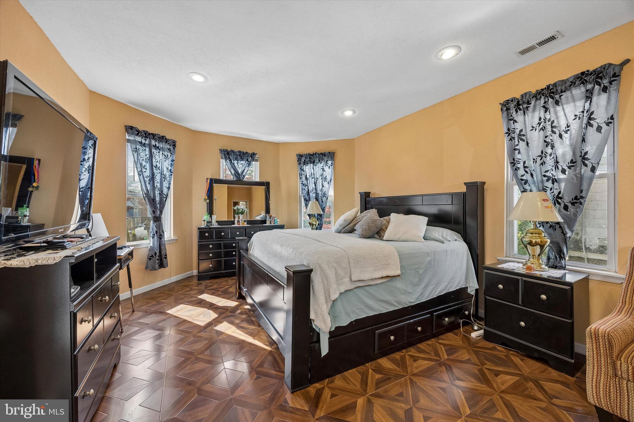 EAST OAK LANE - Residential