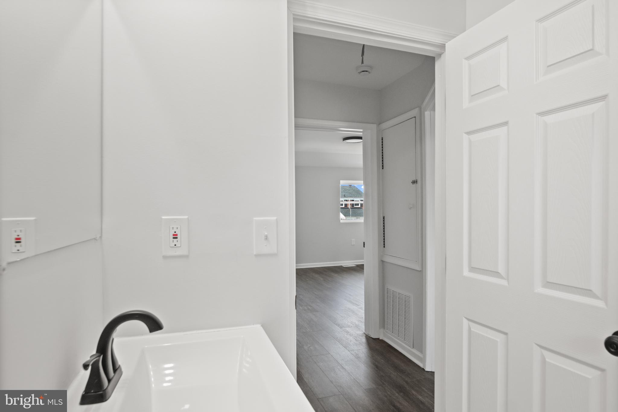 CHARLESMONT - Residential Lease
