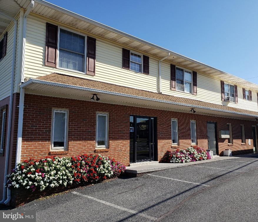 1 Bedroom apartment on second floor of building, convenient in town location close to restaurants. No smoking. Pets case by case.