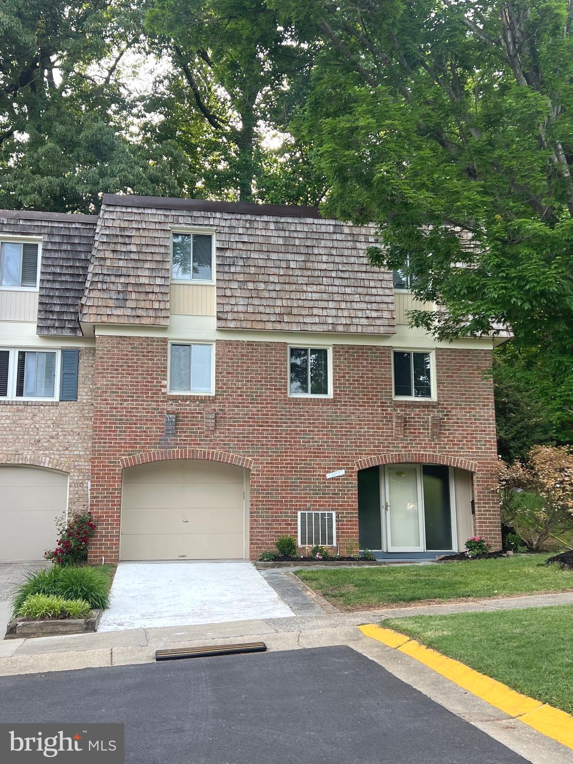 Perfect 10 End Unit Town Home.  Well maintained. Updated bath rooms. Kitchen.
Montgomery Village has community gym, swimming pools, tennis court, walking path, ponds......