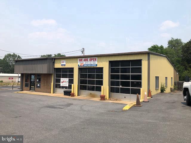 INVESTORS ONLY 

6 lifts and frame straightener
7 bays
Used oil burner for alternative heat