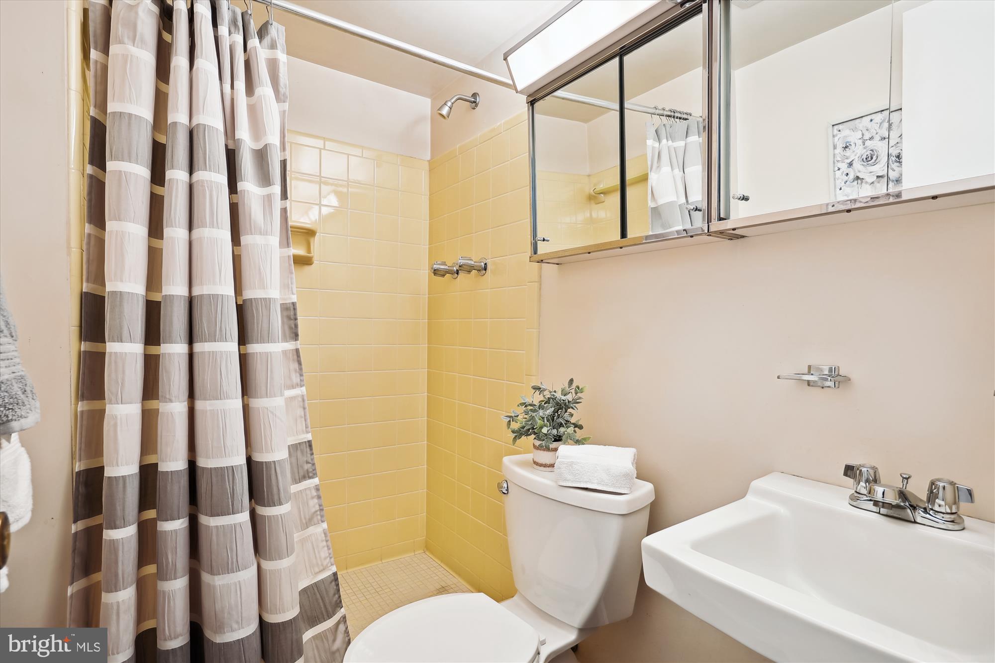 DIAMOND COURTS - Residential