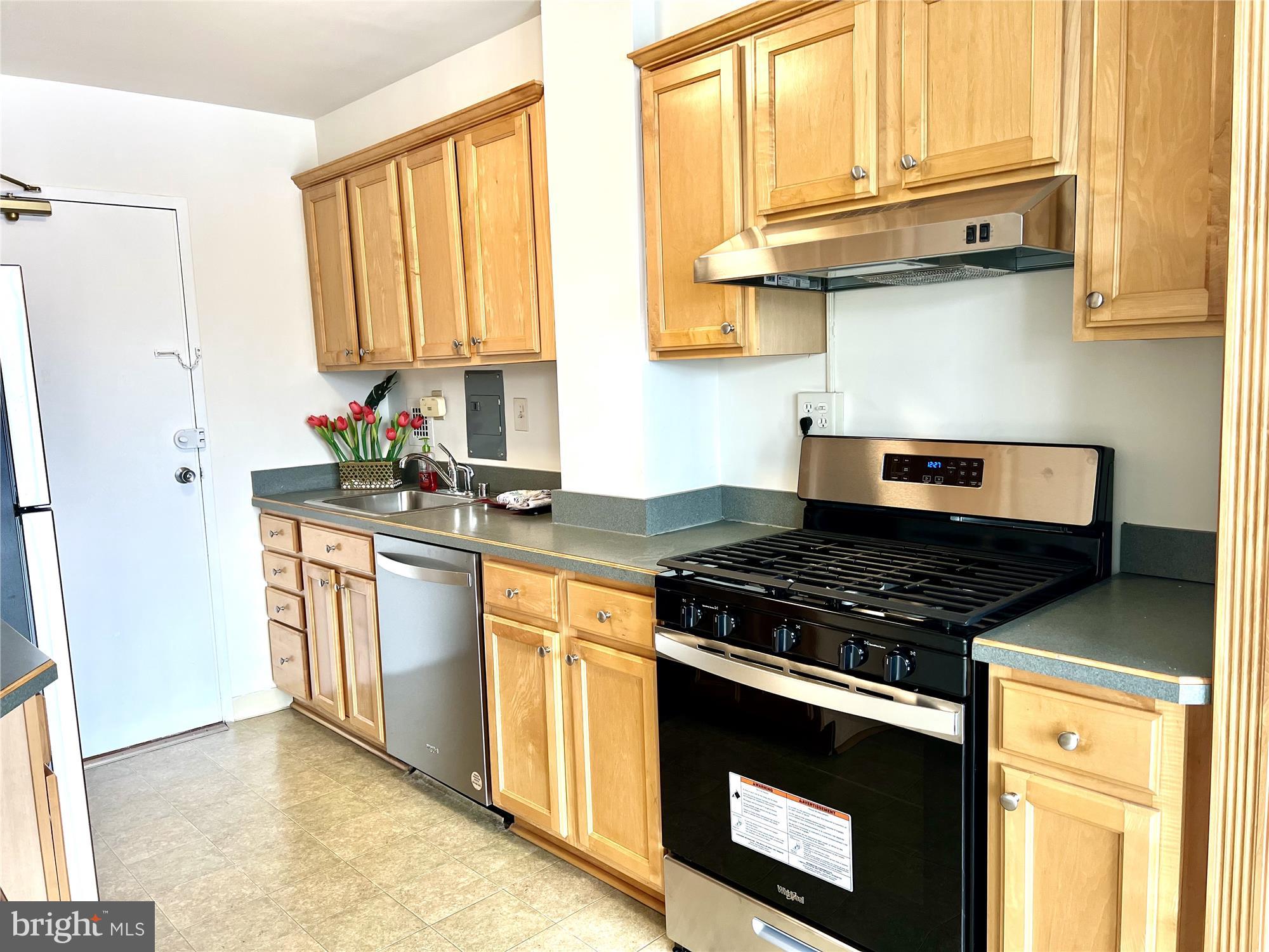 RIVER TOWERS - Residential Lease