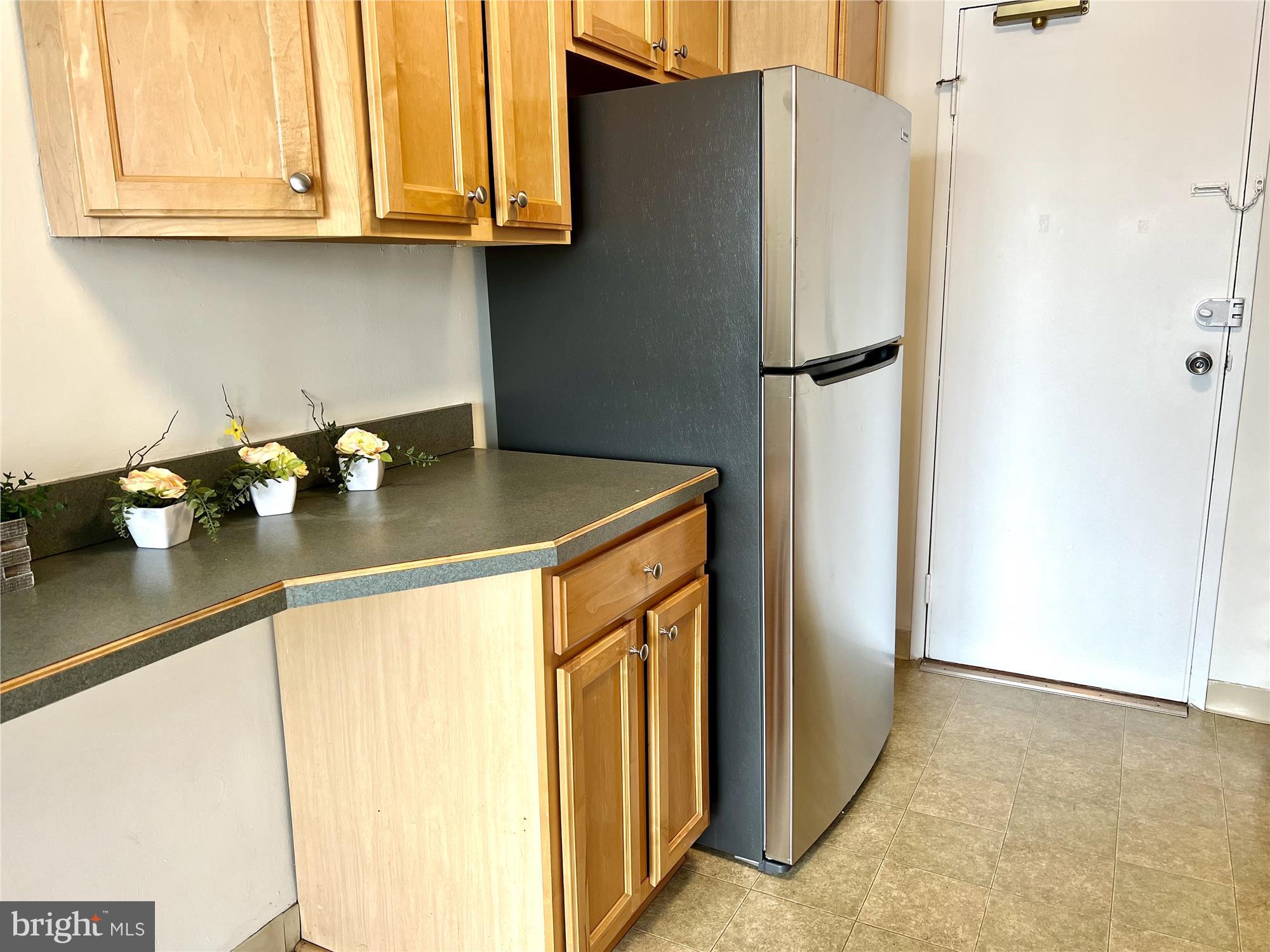 RIVER TOWERS - Residential Lease