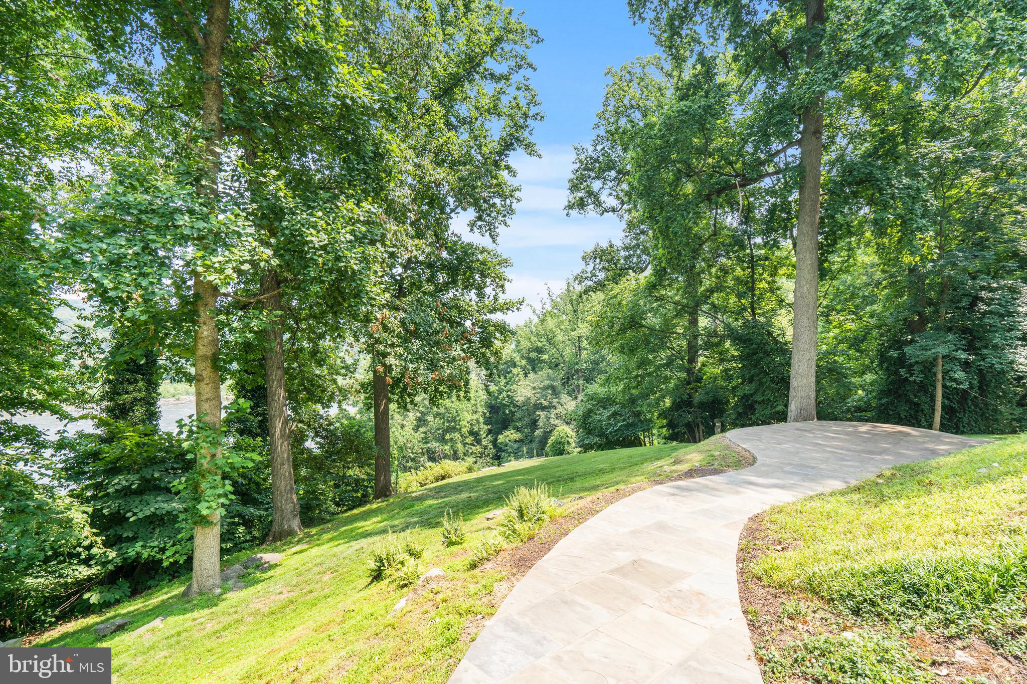 CHAIN BRIDGE - Residential