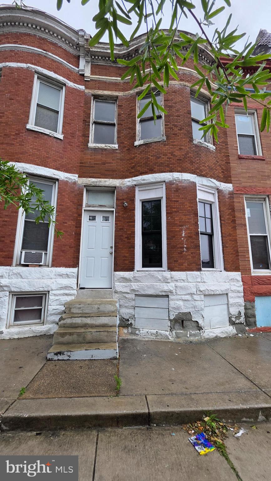 This is now setup as a Barber Shop on the first floor and a 2BR apartment unit above.
Needs updating. 

Selling strictly as is. Buyer to pay all closing, including all transfer docs and stamps.