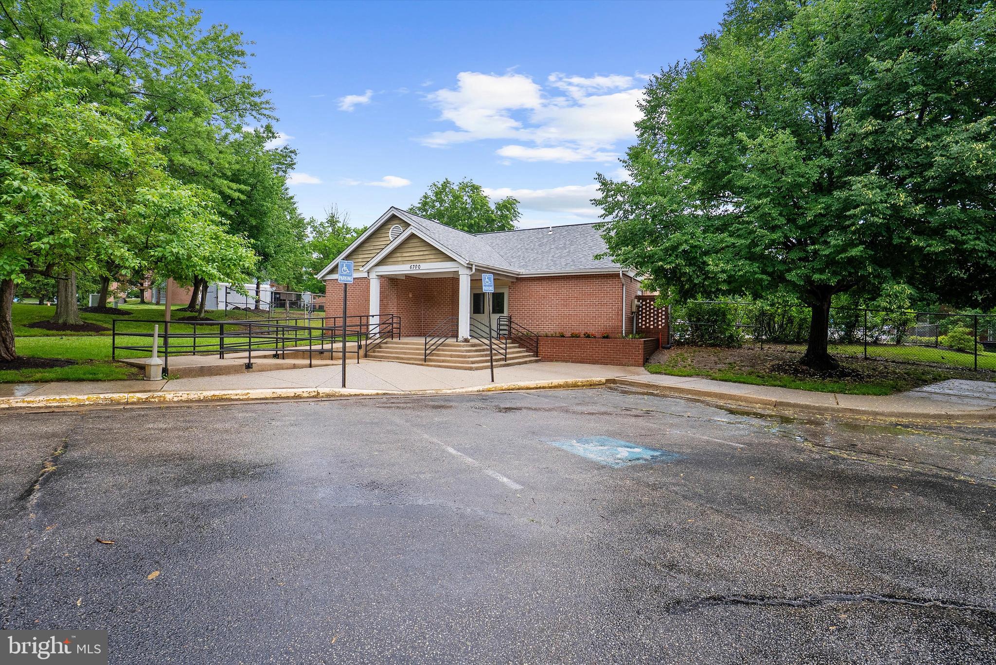 CROMWELL FOUNTAIN - Residential
