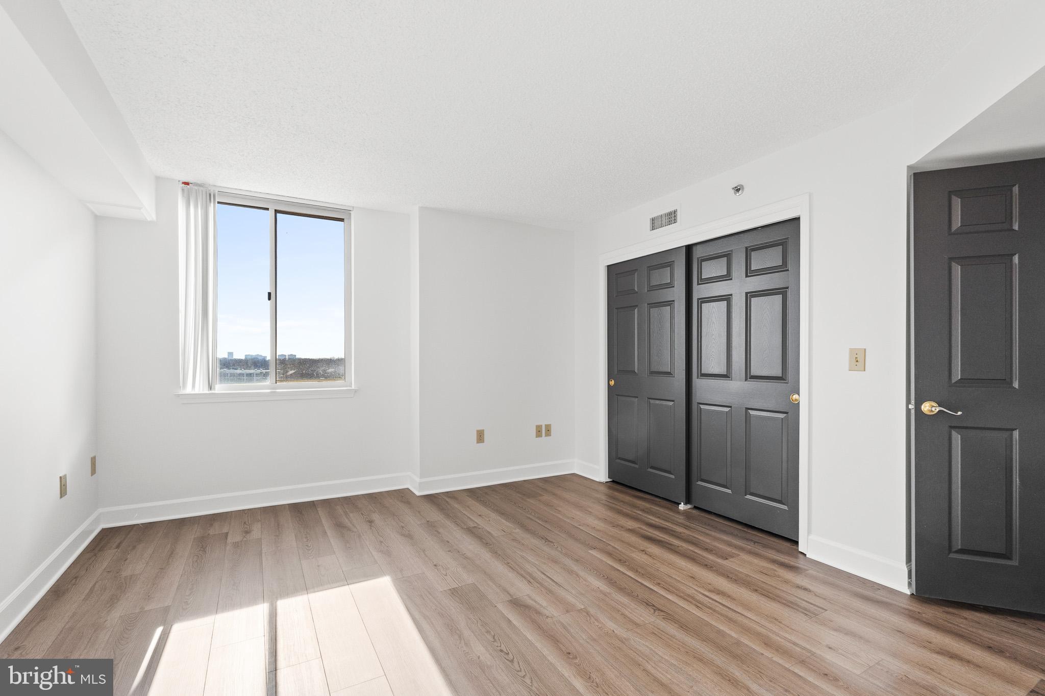 THE WILLIAMSBURG - Residential