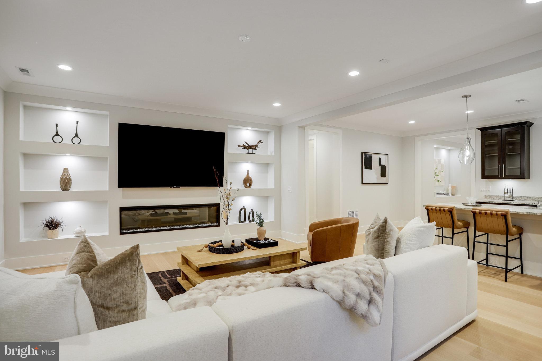 FAIRFAX VILLA - Residential