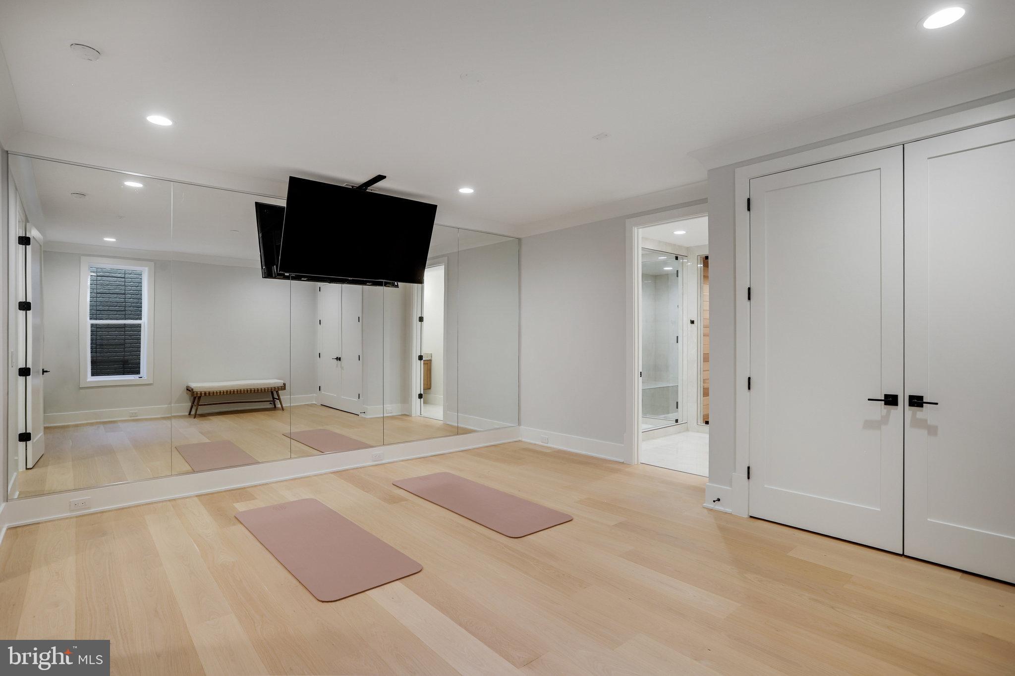 FAIRFAX VILLA - Residential
