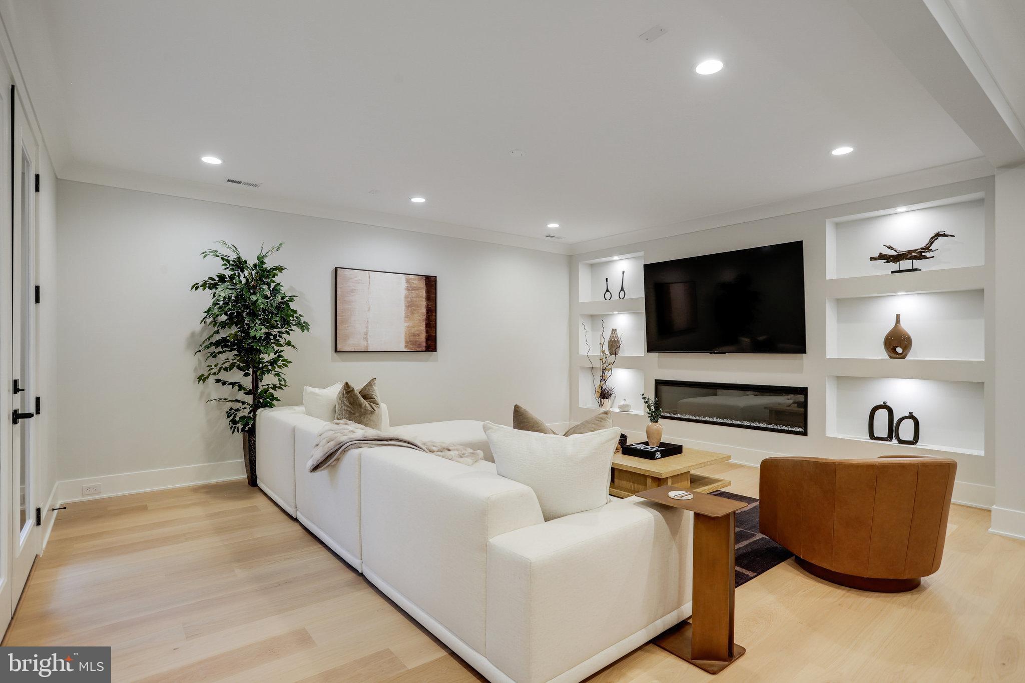 FAIRFAX VILLA - Residential