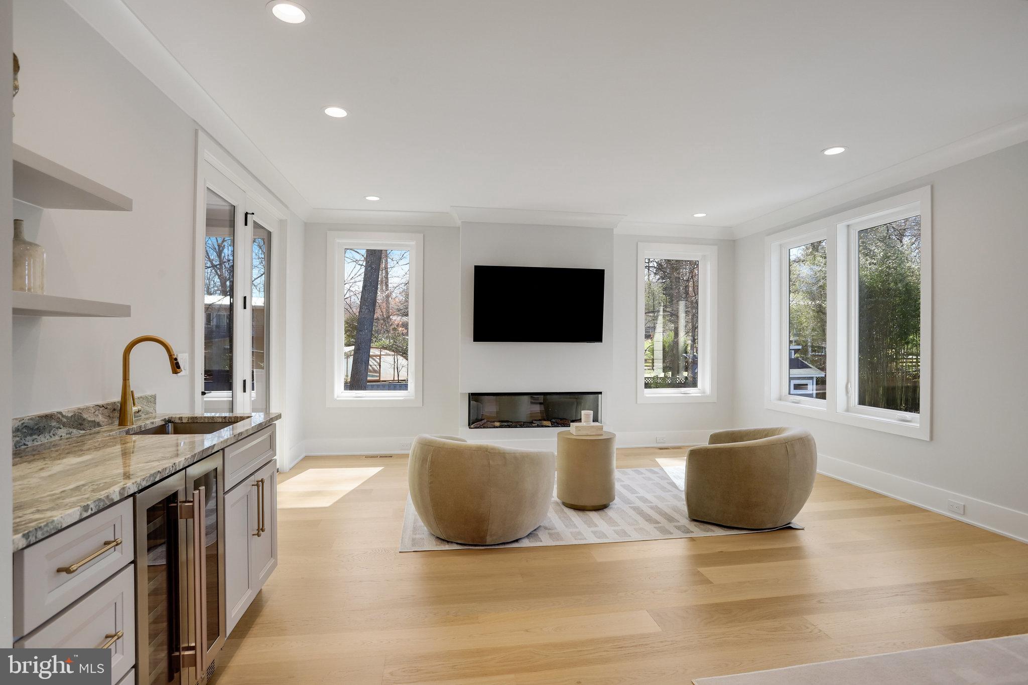 FAIRFAX VILLA - Residential