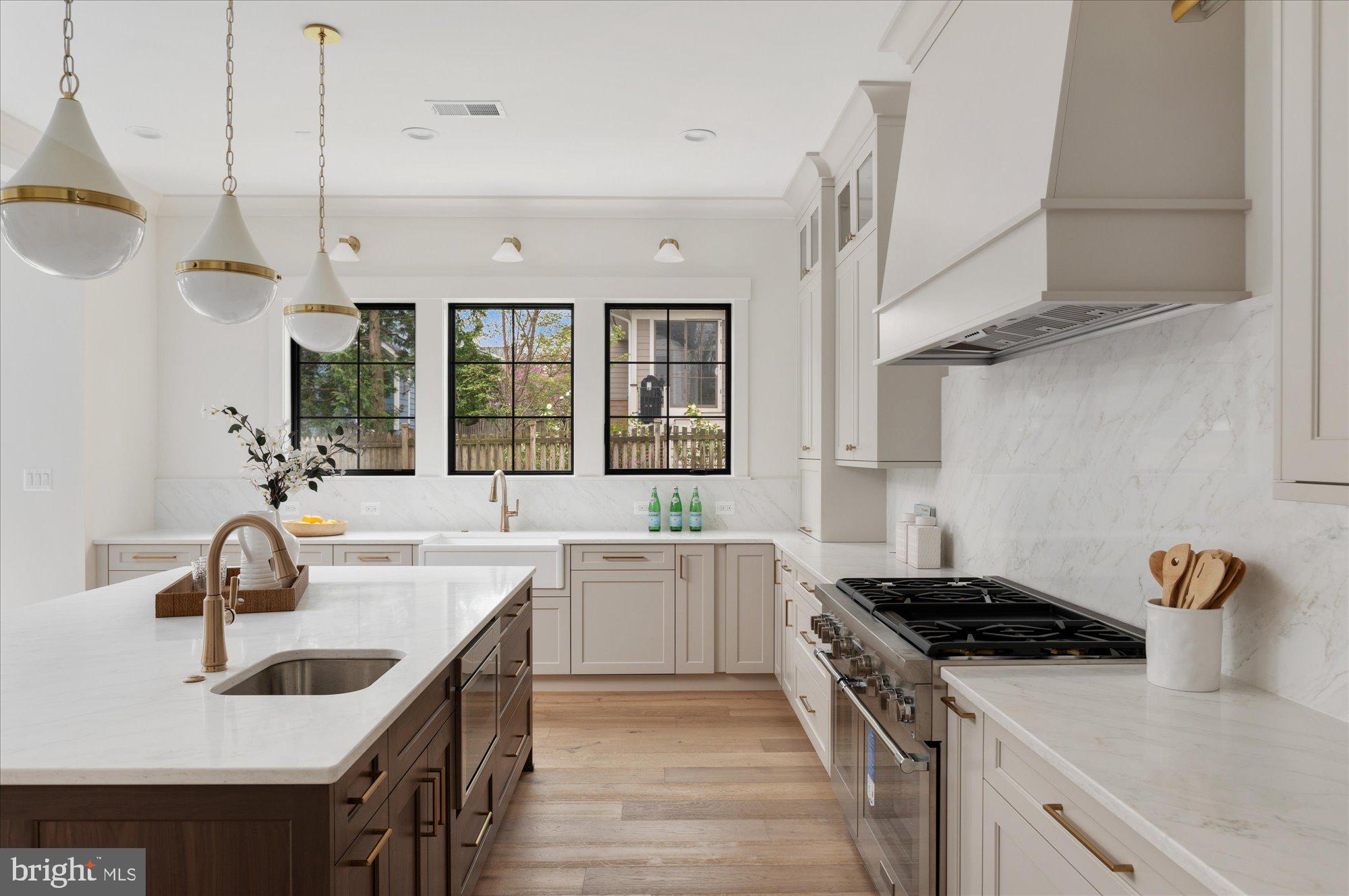 WILLIAMSBURG VILLAGE - Residential