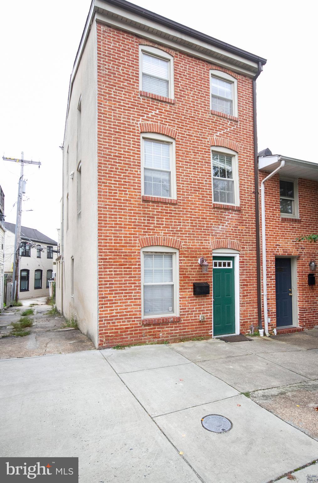 AMAZING END OF UNIT TOWNHOME IN THE HEART OF CANTON!THIS COSY HOME OFFERS 3 BEDROOMS,2.5 BATHS AND AN OPEN SPACIOUS FLOOR PLAN. OPEN MASTER BEDROOM ON THE THIRD FLOOR. REFINISHED FIRST FLOOR HARDWOOD FLOORS,GRANITE COUNTERTOPS, THIRD FLOOR MASTER SUITE LEADING TO WALK-OUT ROOF DECK WITH BREATH-TAKING VIEWS.ALMOST 2000 SQ.FT WITH PARKING!AMAZING LOCATION,WALKING DISTANCE TO RESTAURANTS,BARS,GROCERIES,PATTERSON PARK AND THE HARBOR