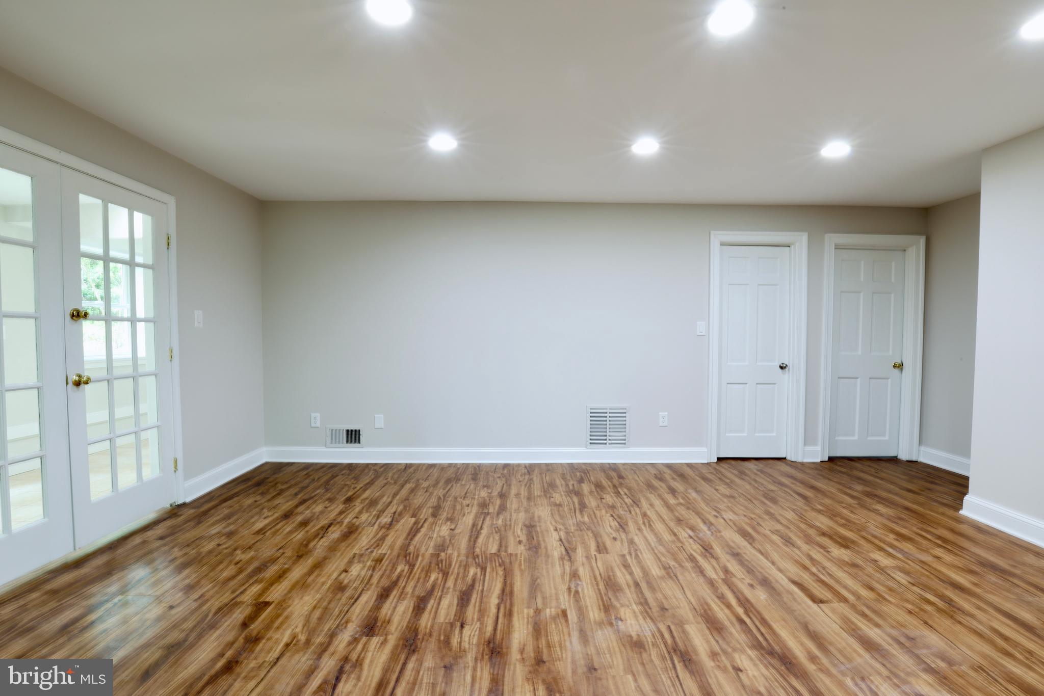 THE OAKS AT MCLEAN - Residential Lease