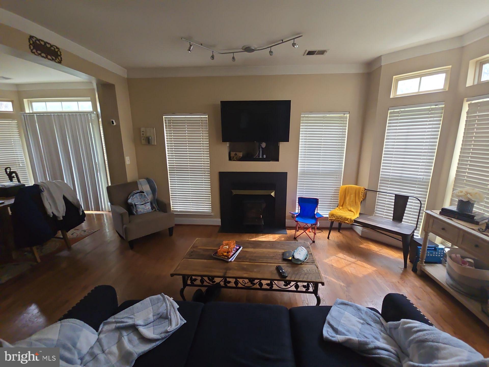 COURTLANDS AT CASCADES - Residential Lease