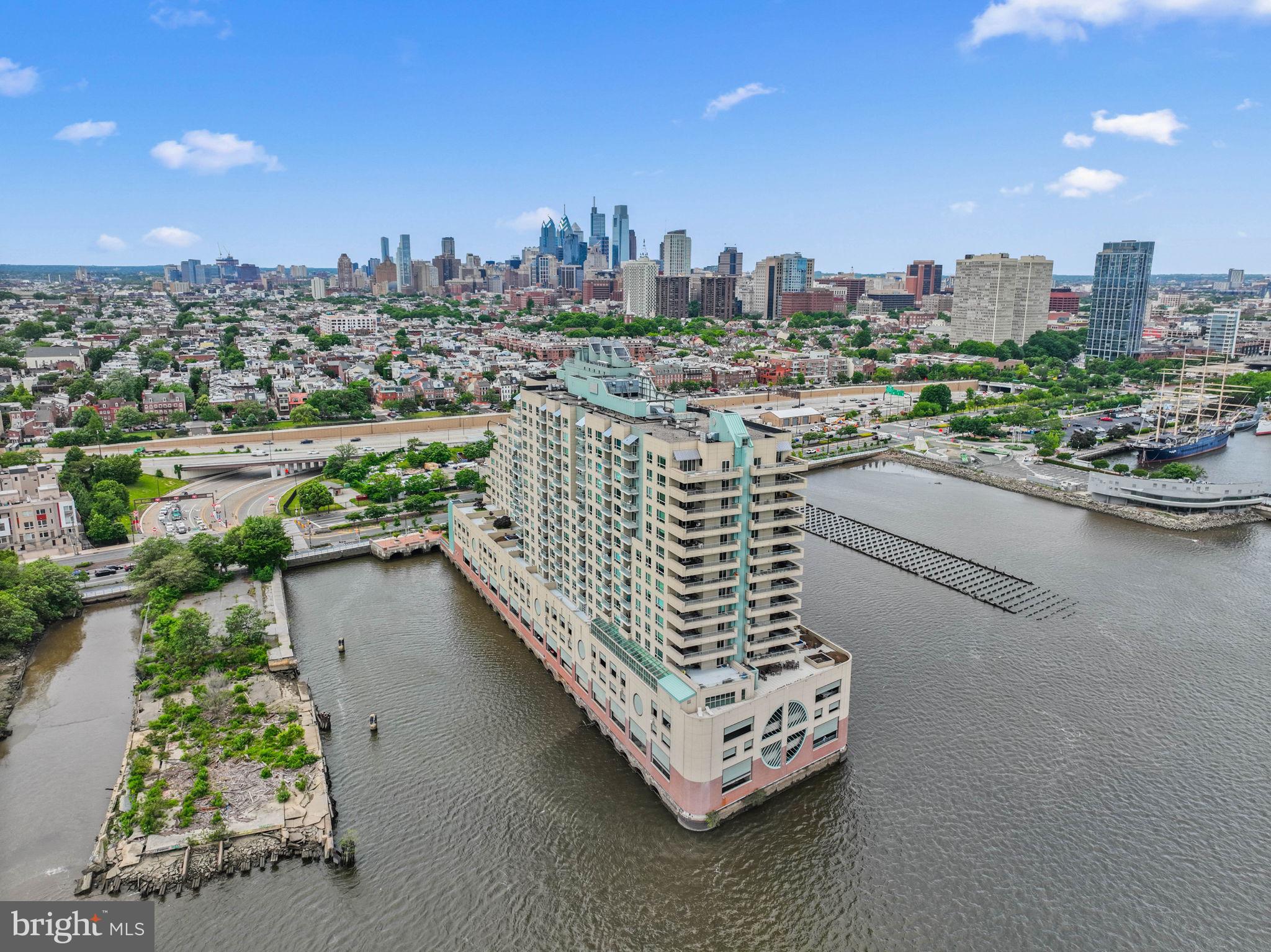 QUEEN VILLAGE - Residential