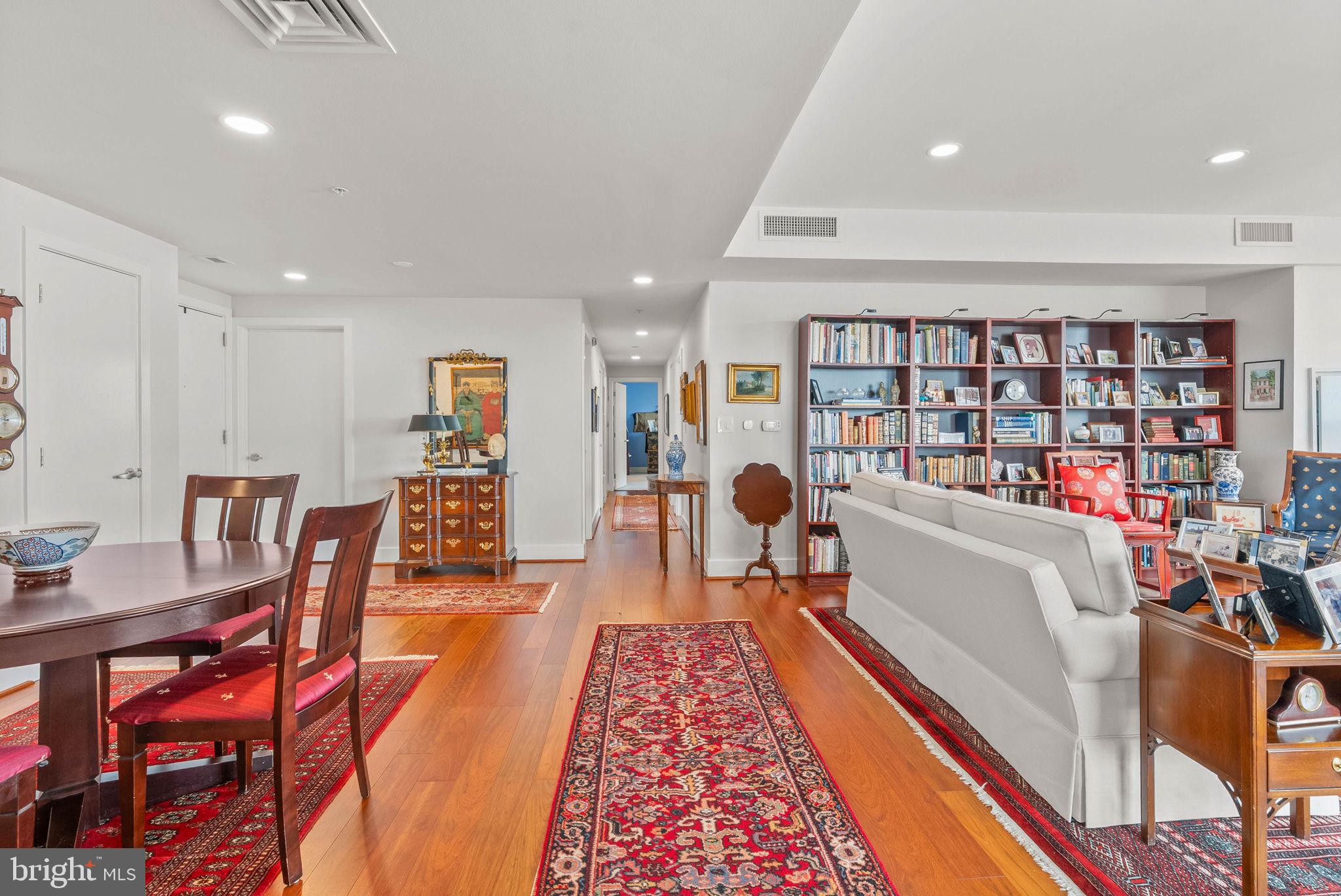 QUEEN VILLAGE - Residential