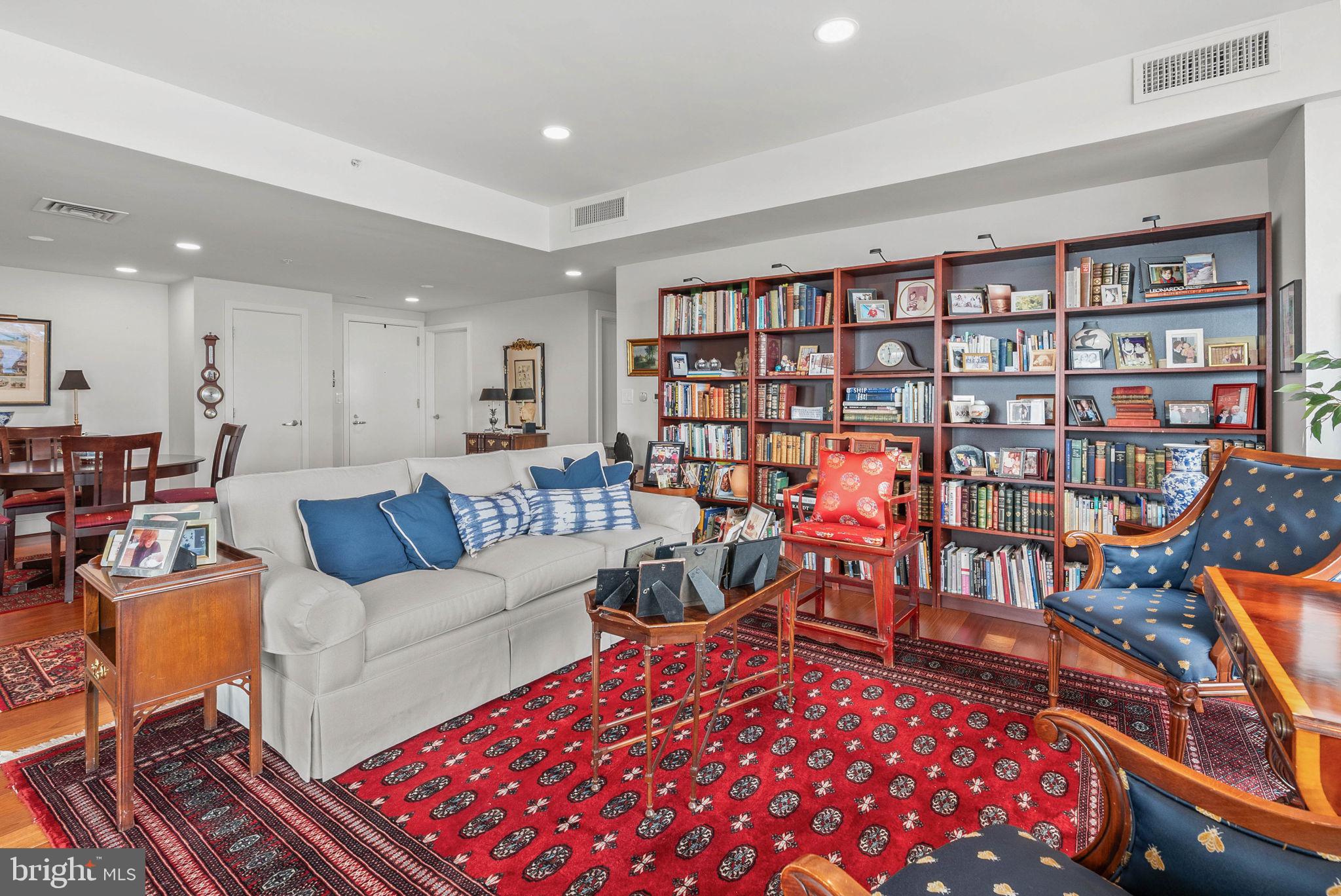 QUEEN VILLAGE - Residential