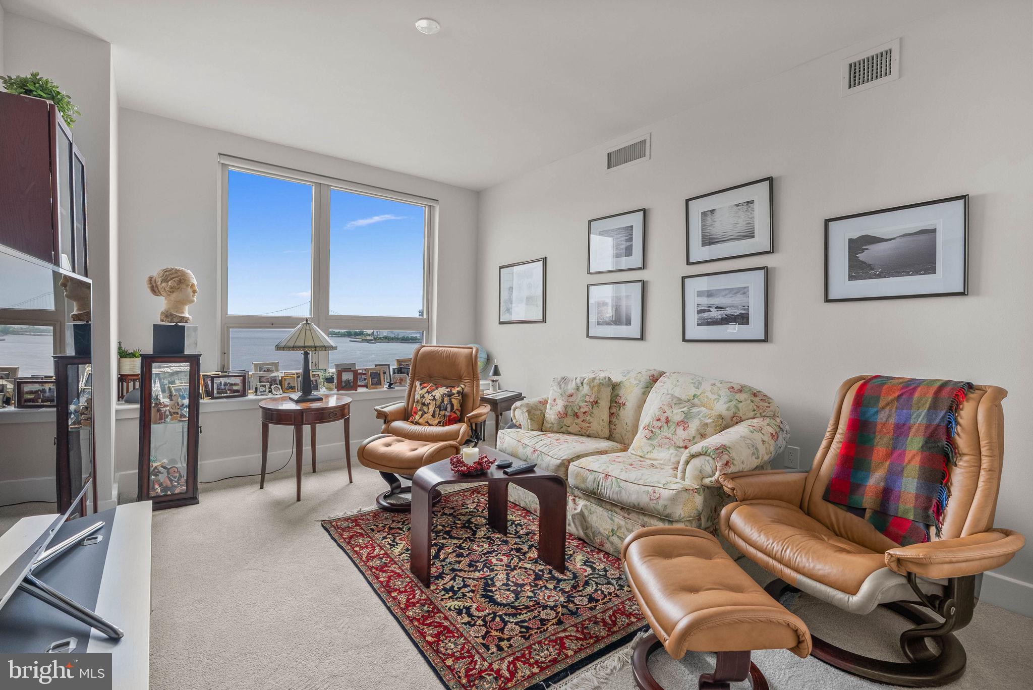 QUEEN VILLAGE - Residential