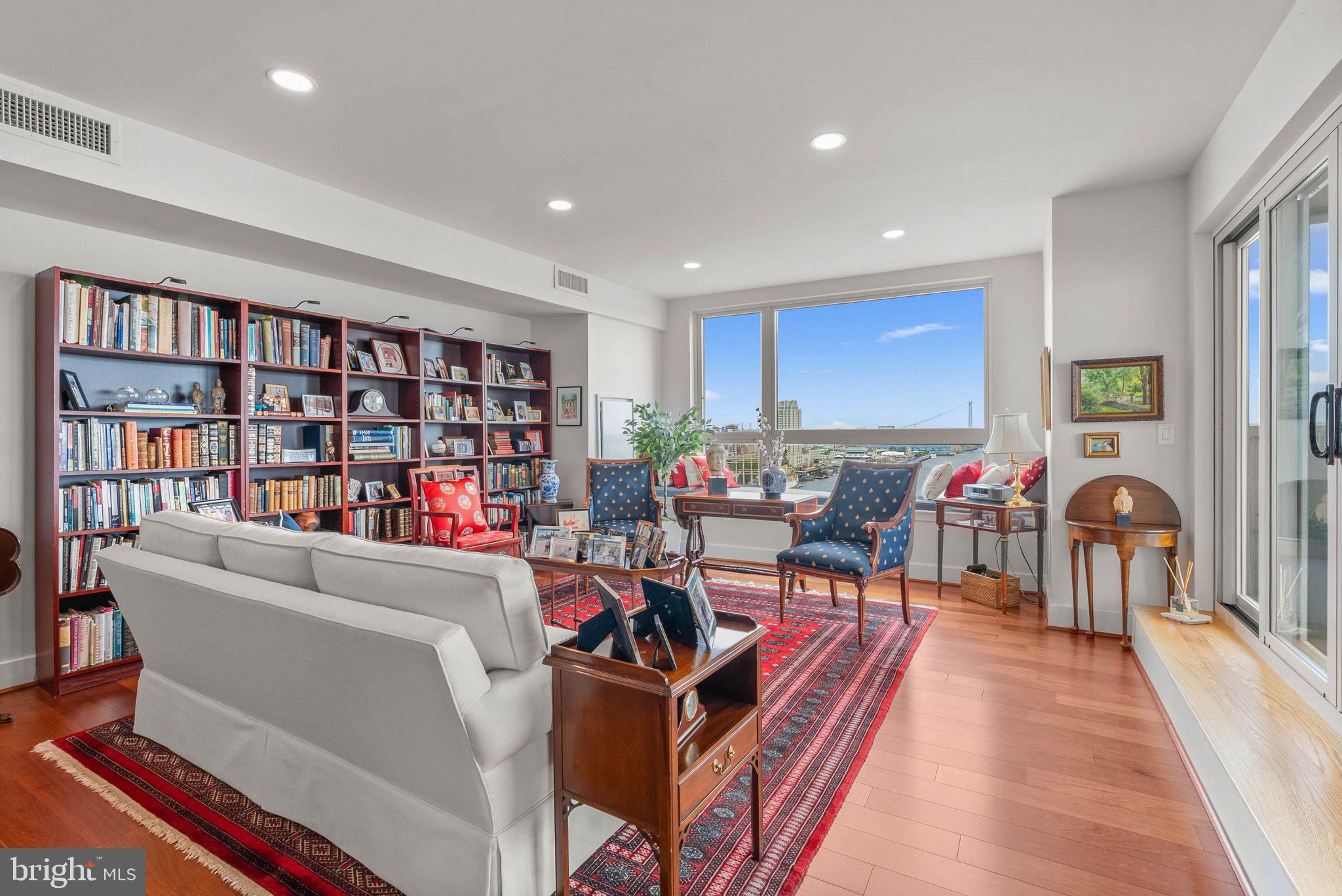 QUEEN VILLAGE - Residential