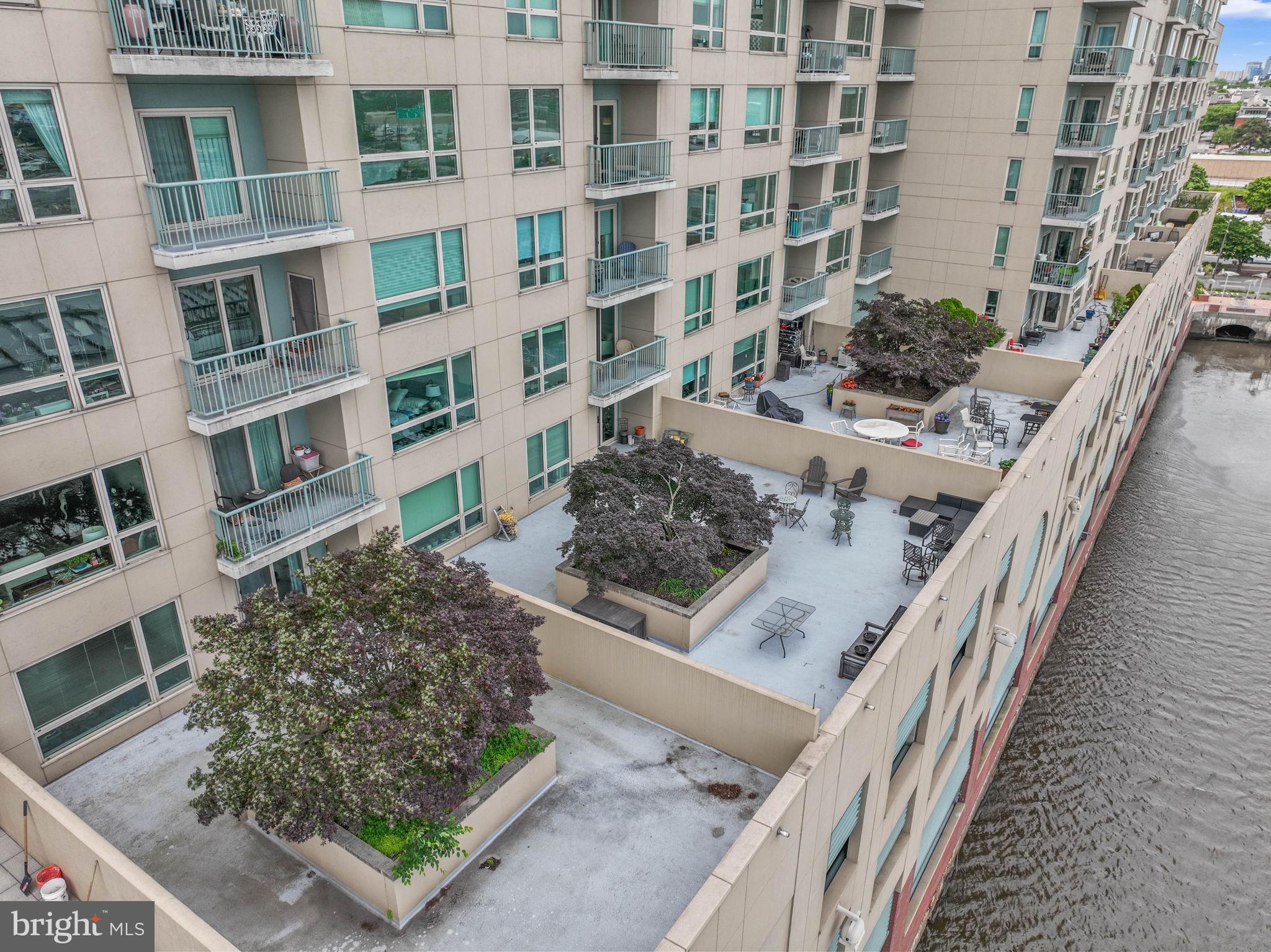 QUEEN VILLAGE - Residential