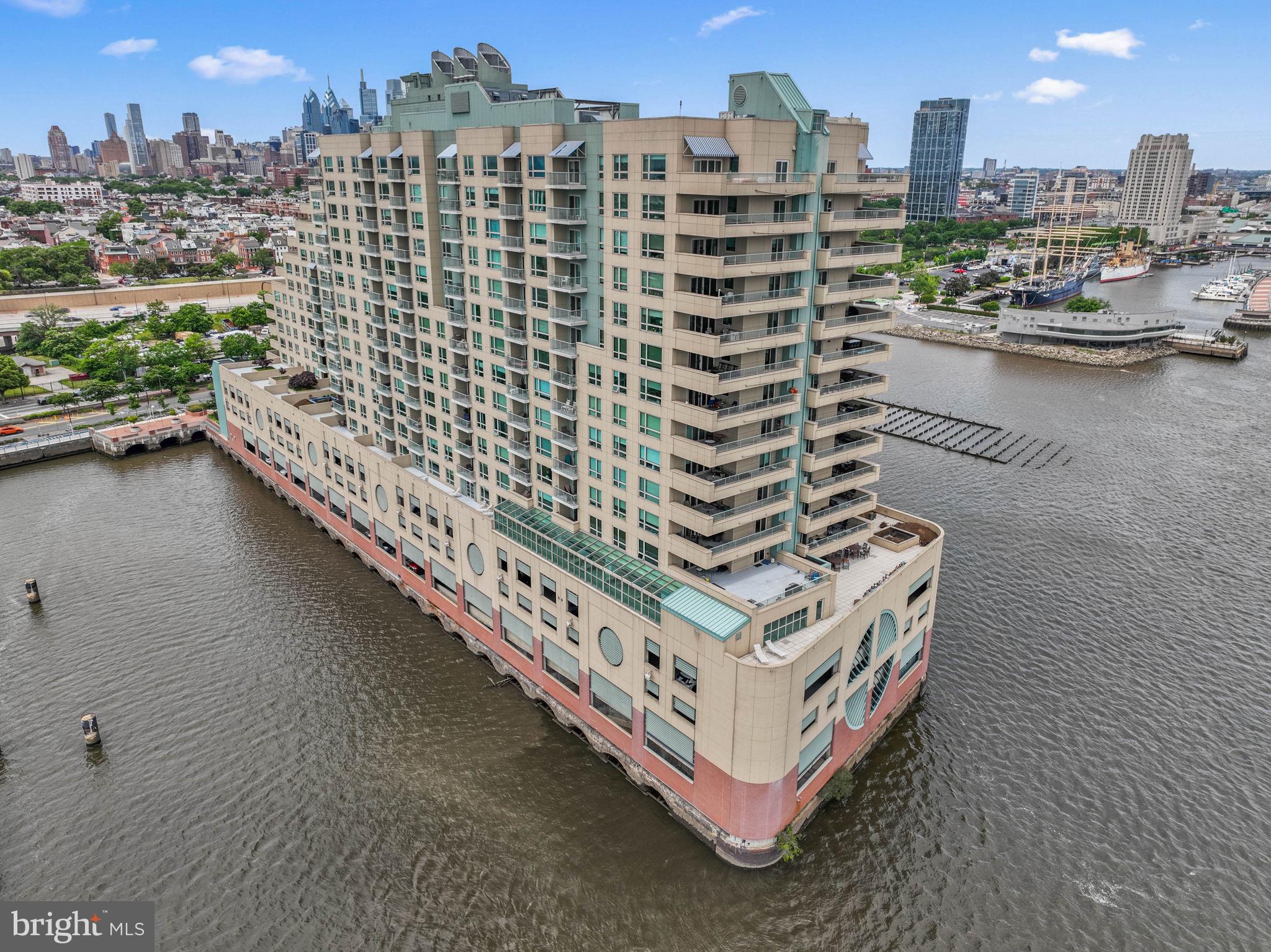 QUEEN VILLAGE - Residential