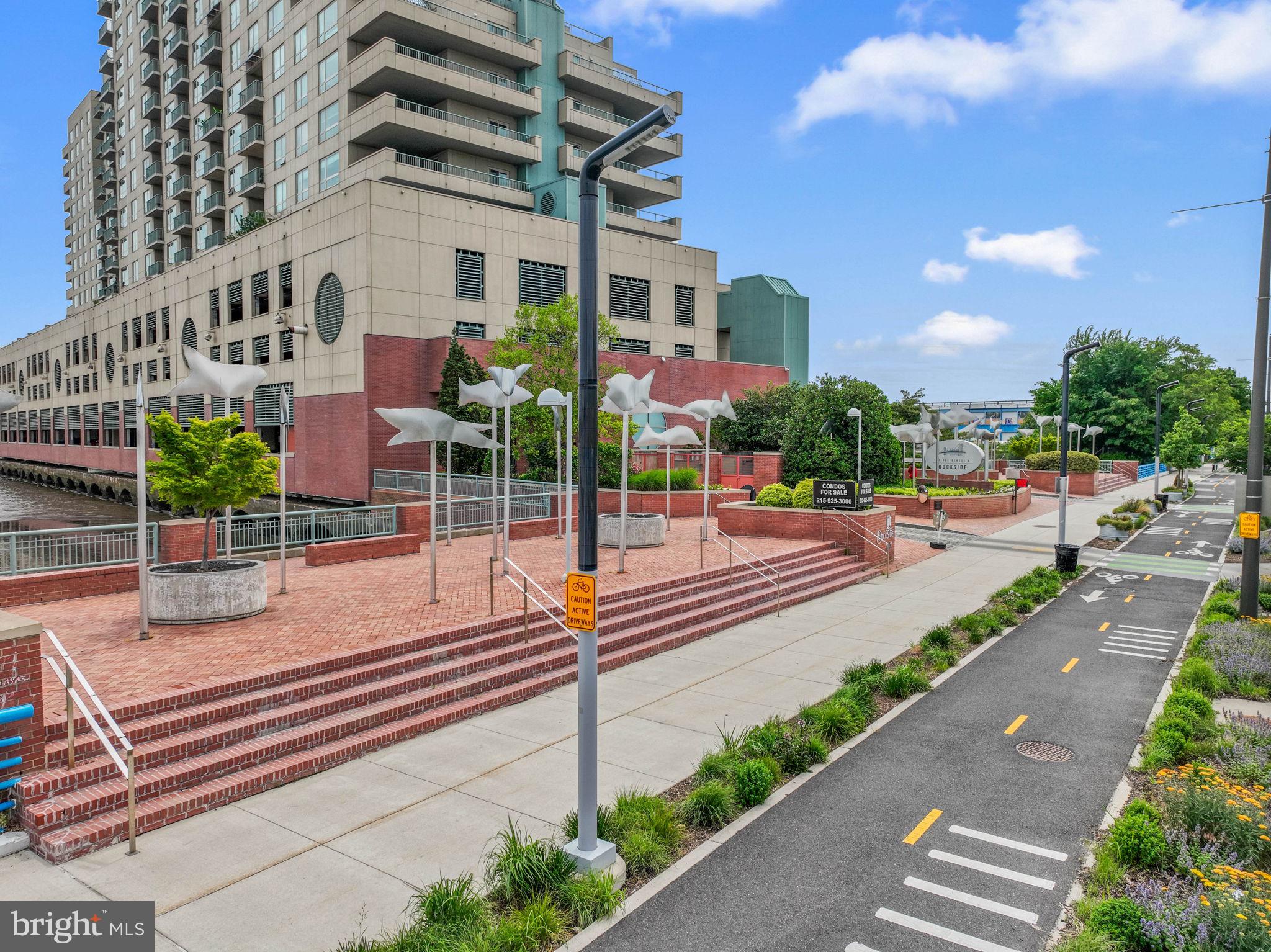 QUEEN VILLAGE - Residential