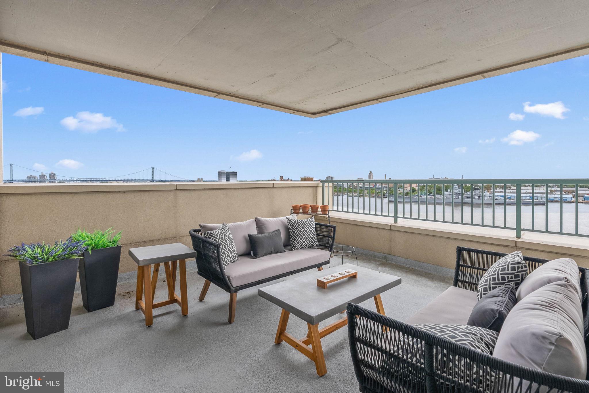 QUEEN VILLAGE - Residential