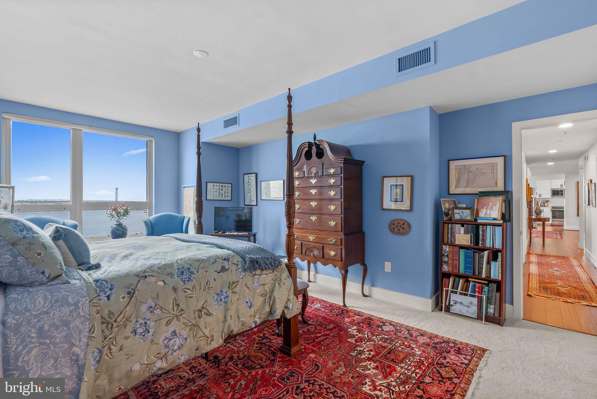 QUEEN VILLAGE - Residential