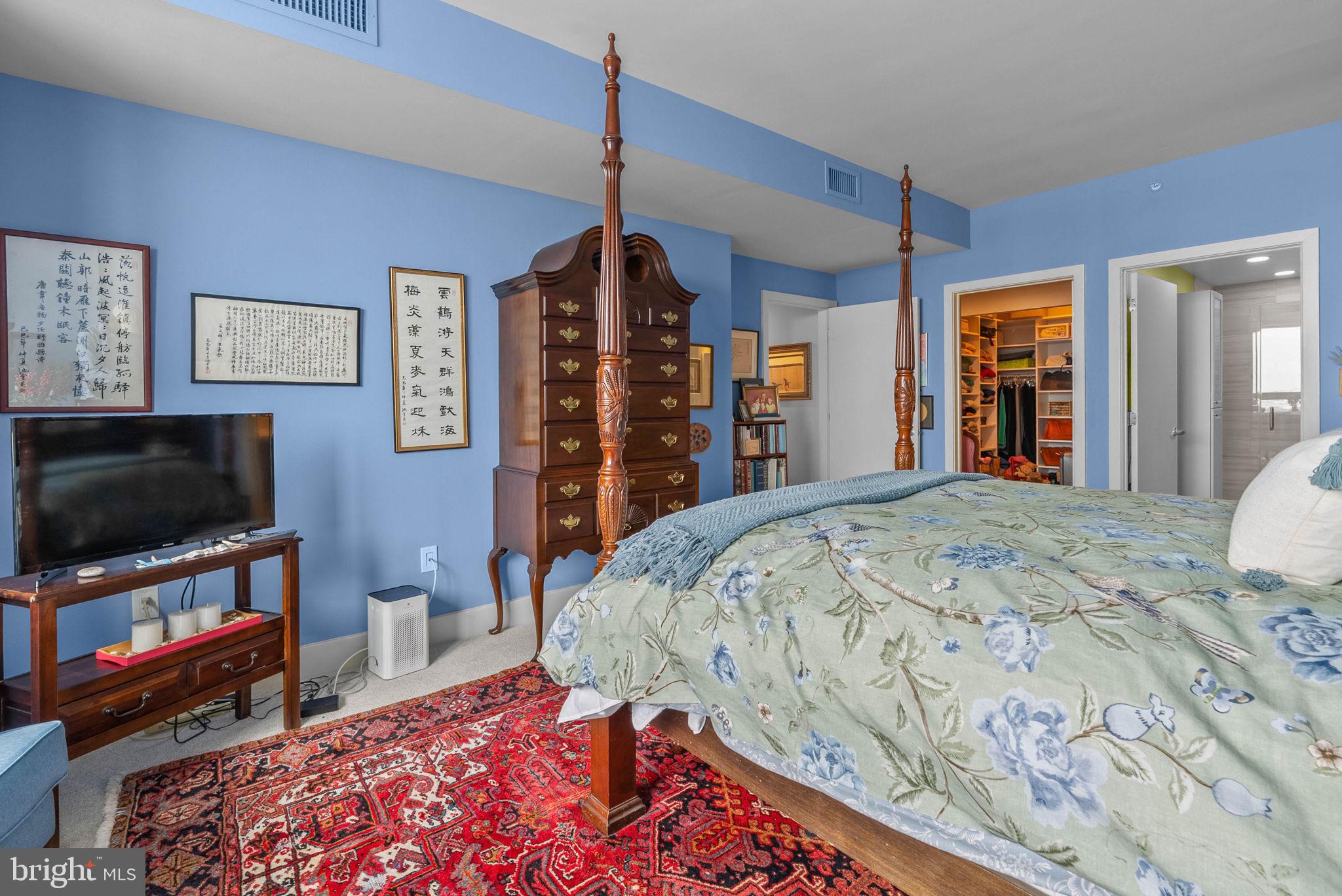 QUEEN VILLAGE - Residential