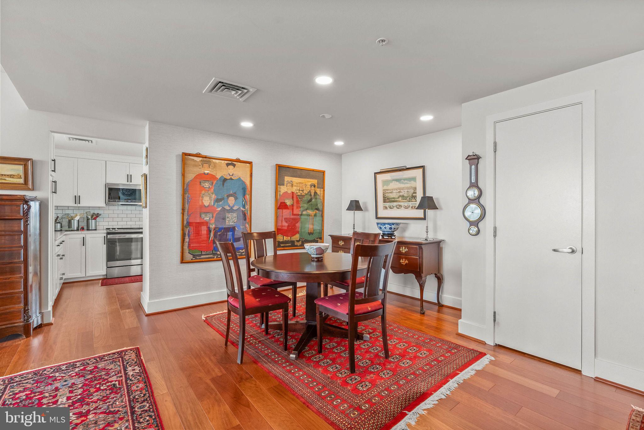 QUEEN VILLAGE - Residential