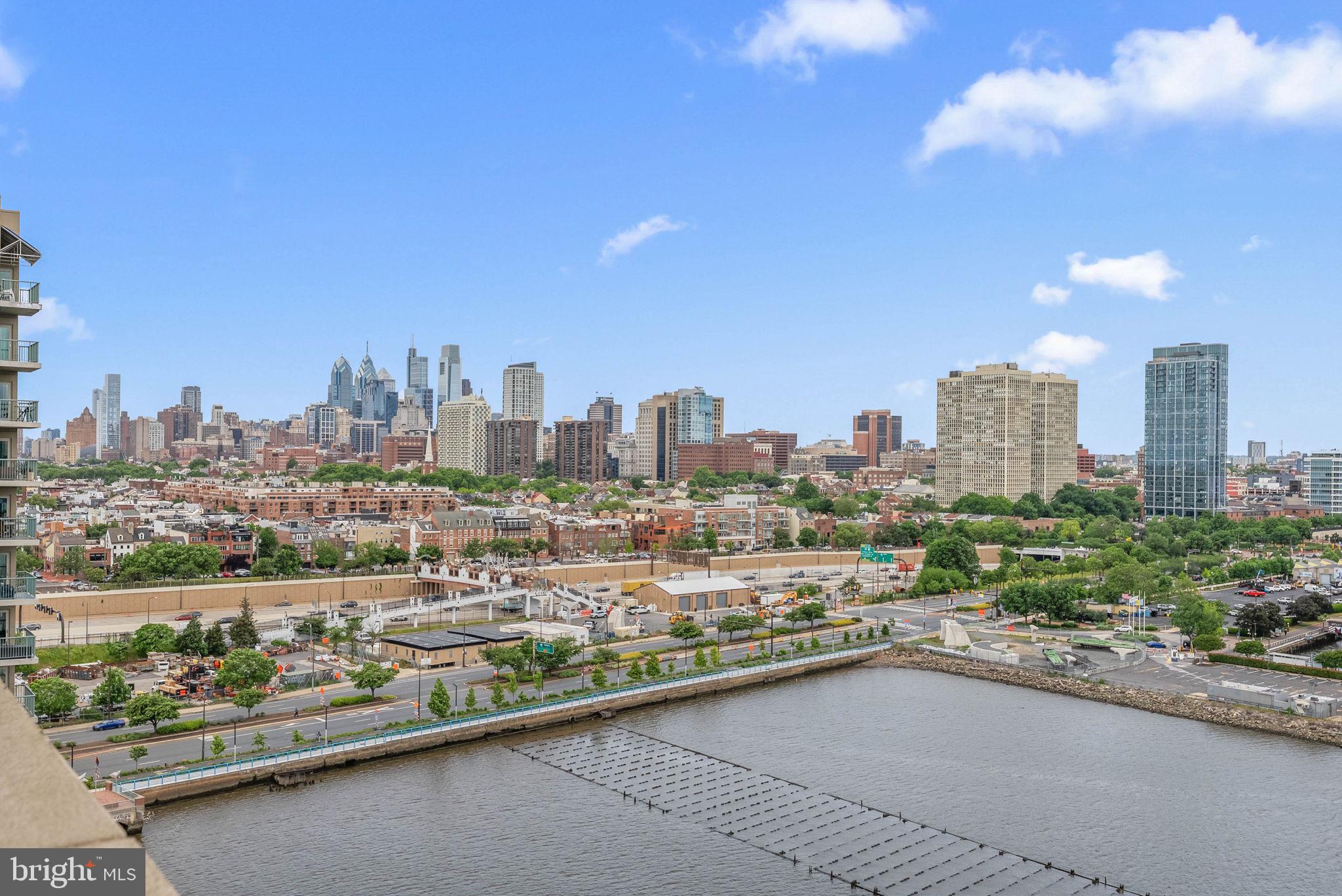 QUEEN VILLAGE - Residential