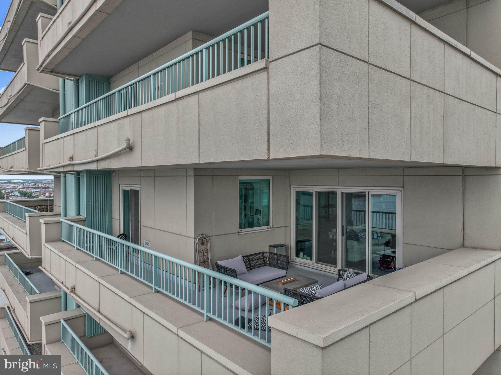 QUEEN VILLAGE - Residential