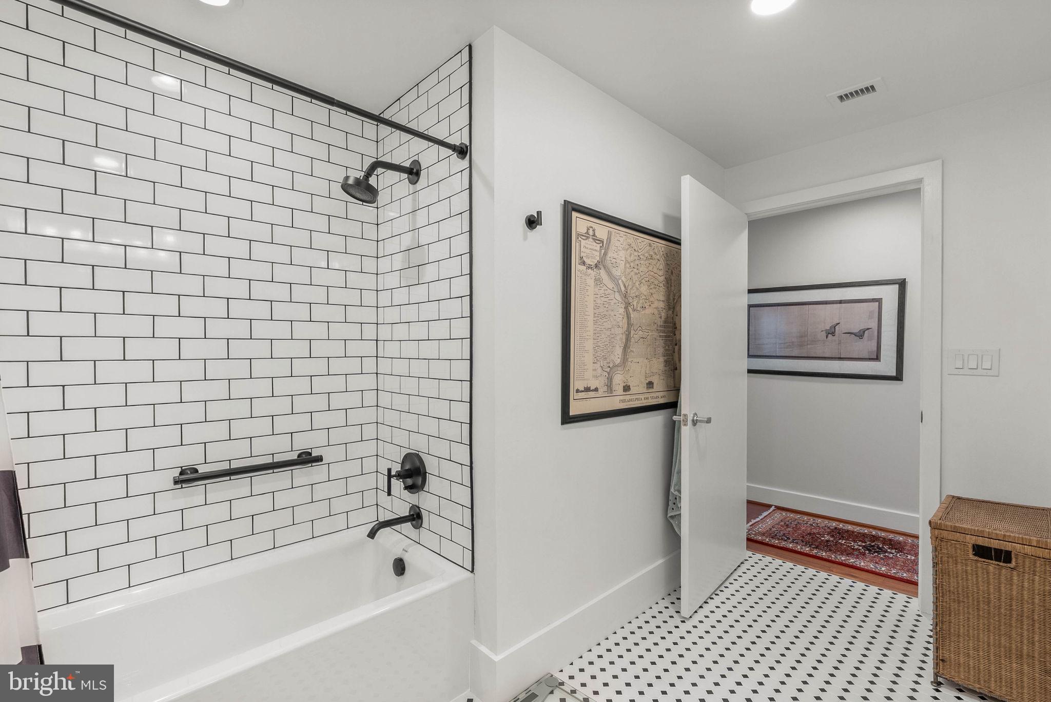 QUEEN VILLAGE - Residential