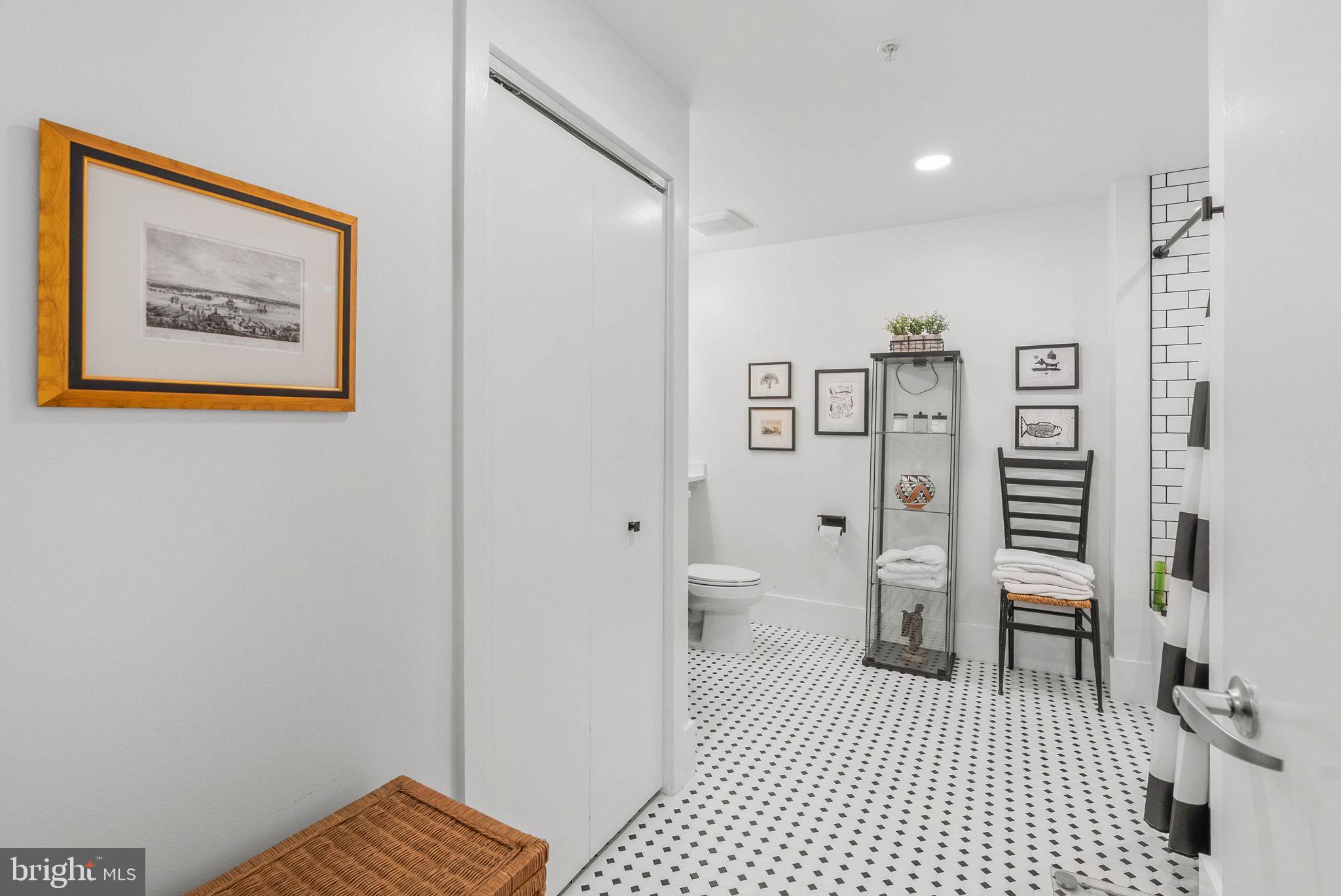 QUEEN VILLAGE - Residential