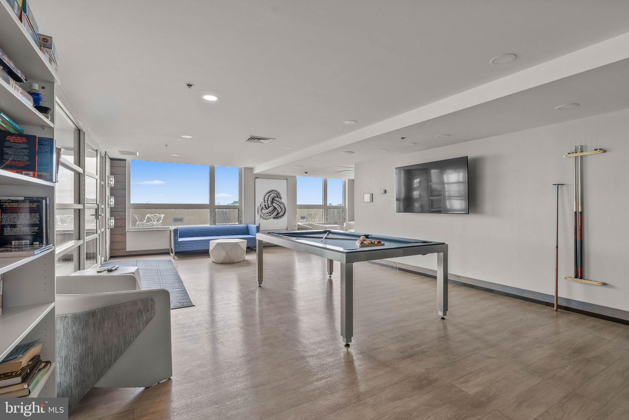 QUEEN VILLAGE - Residential