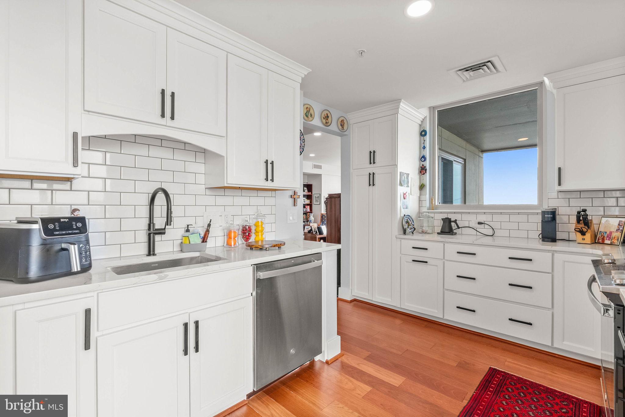 QUEEN VILLAGE - Residential