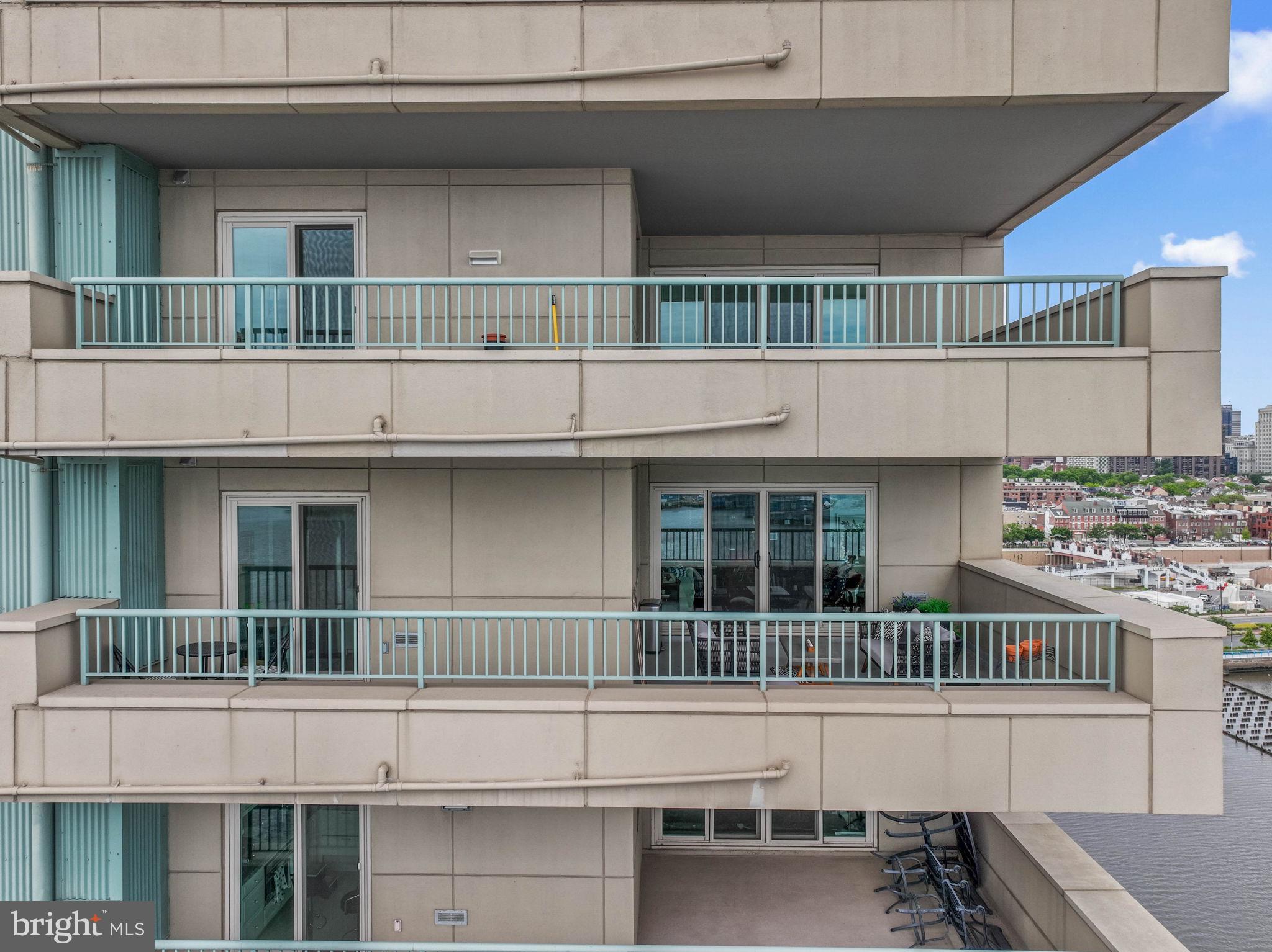 QUEEN VILLAGE - Residential