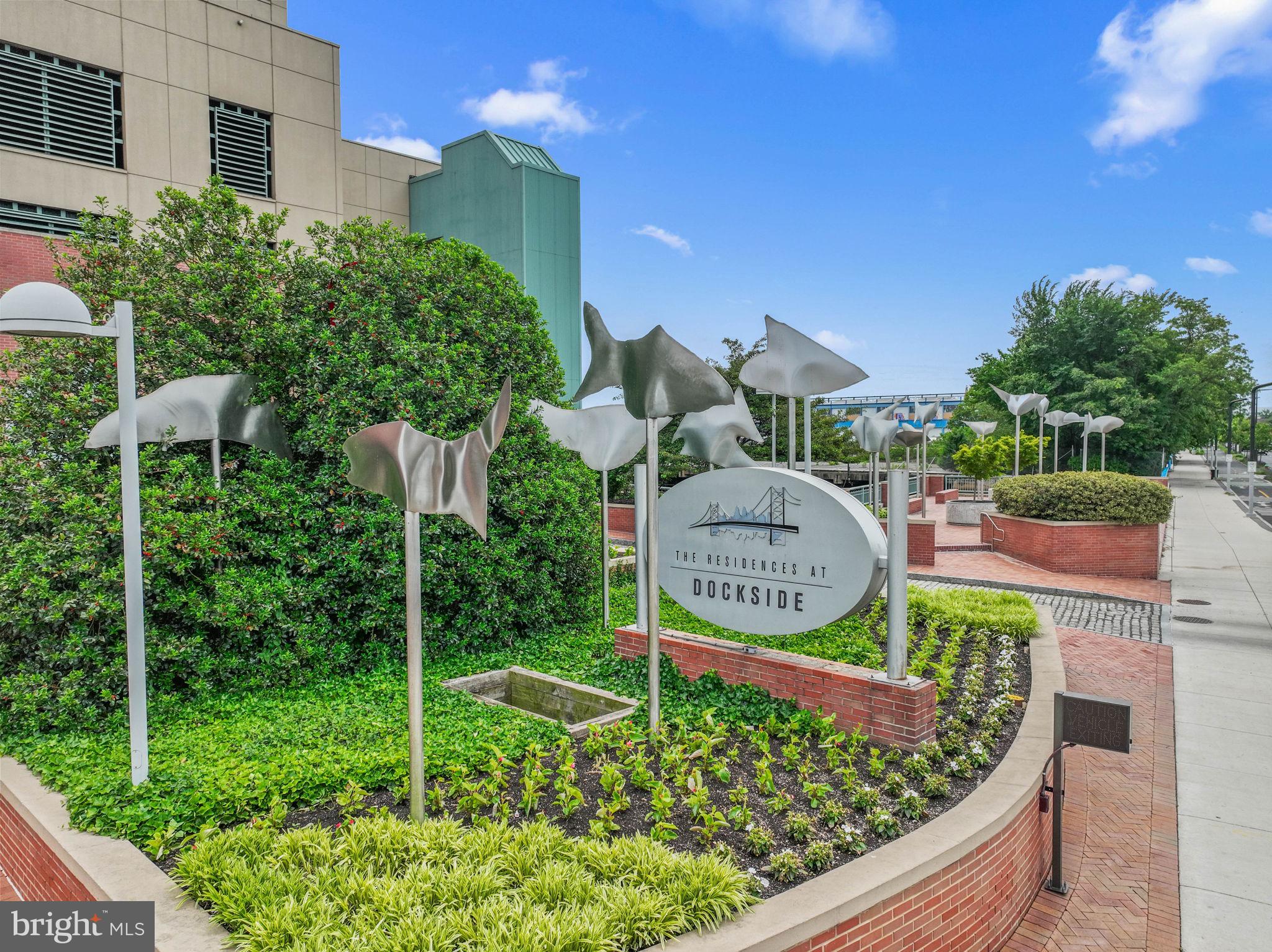 QUEEN VILLAGE - Residential