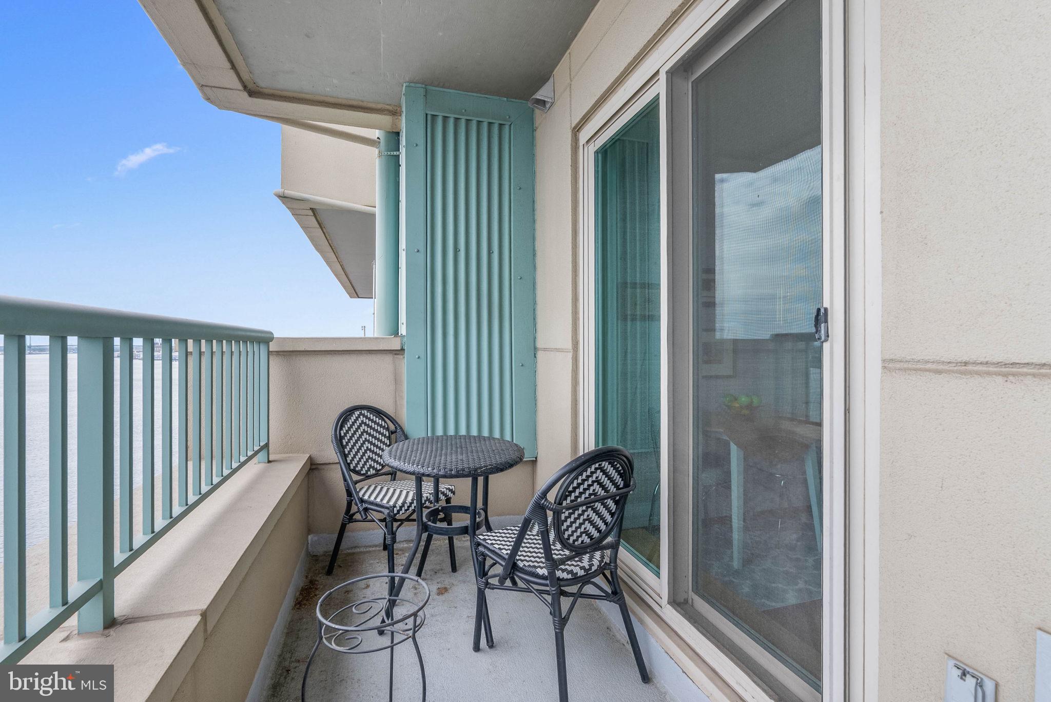 QUEEN VILLAGE - Residential