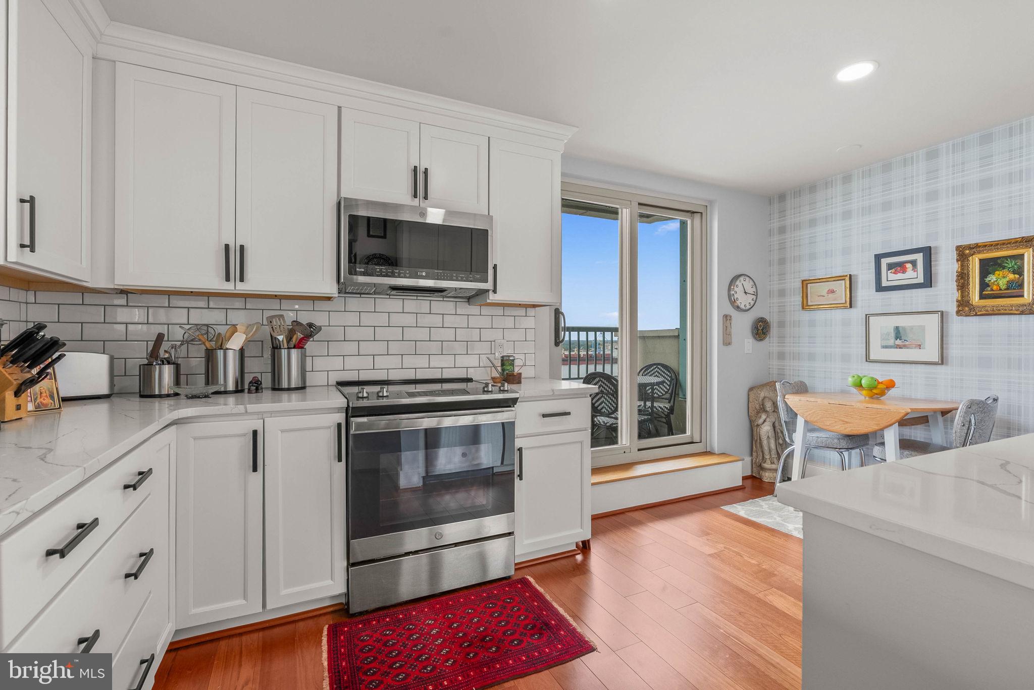 QUEEN VILLAGE - Residential