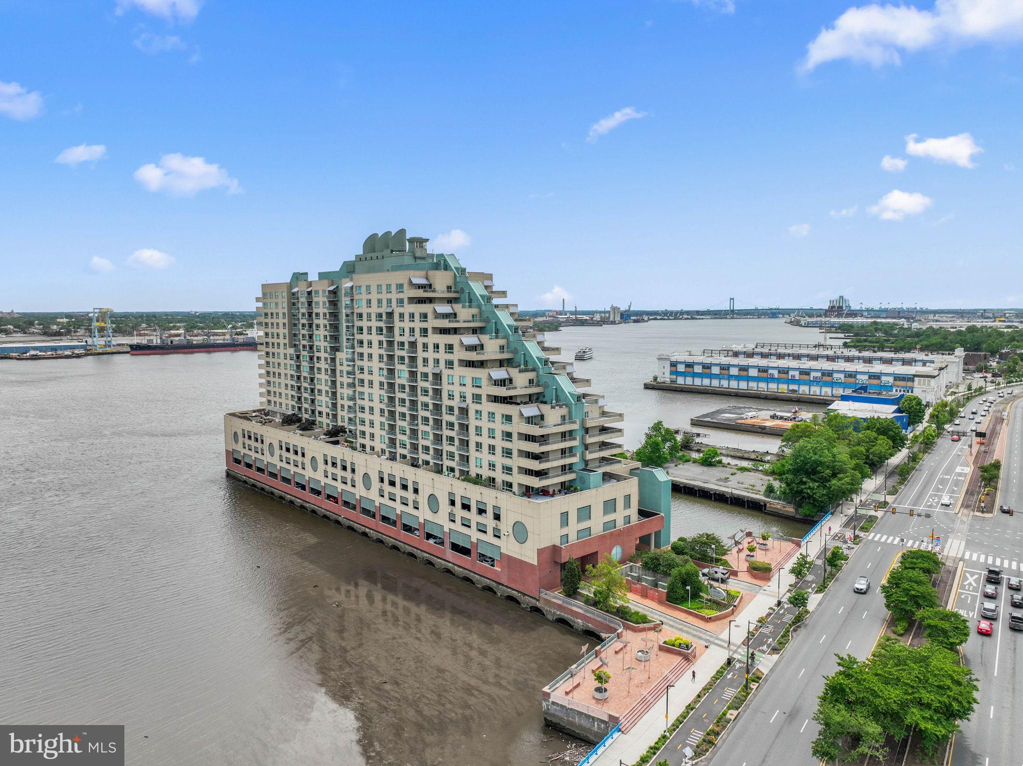 QUEEN VILLAGE - Residential