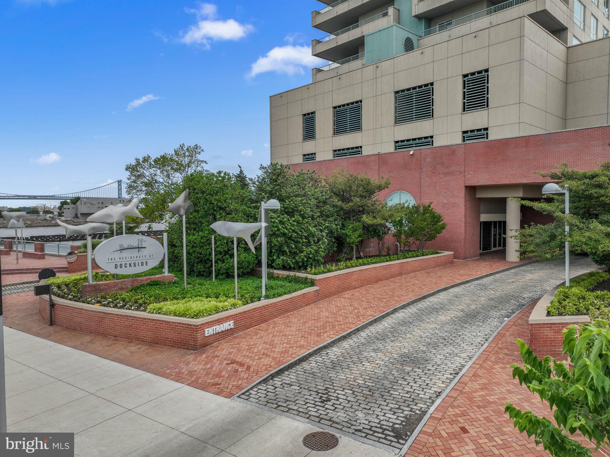 QUEEN VILLAGE - Residential