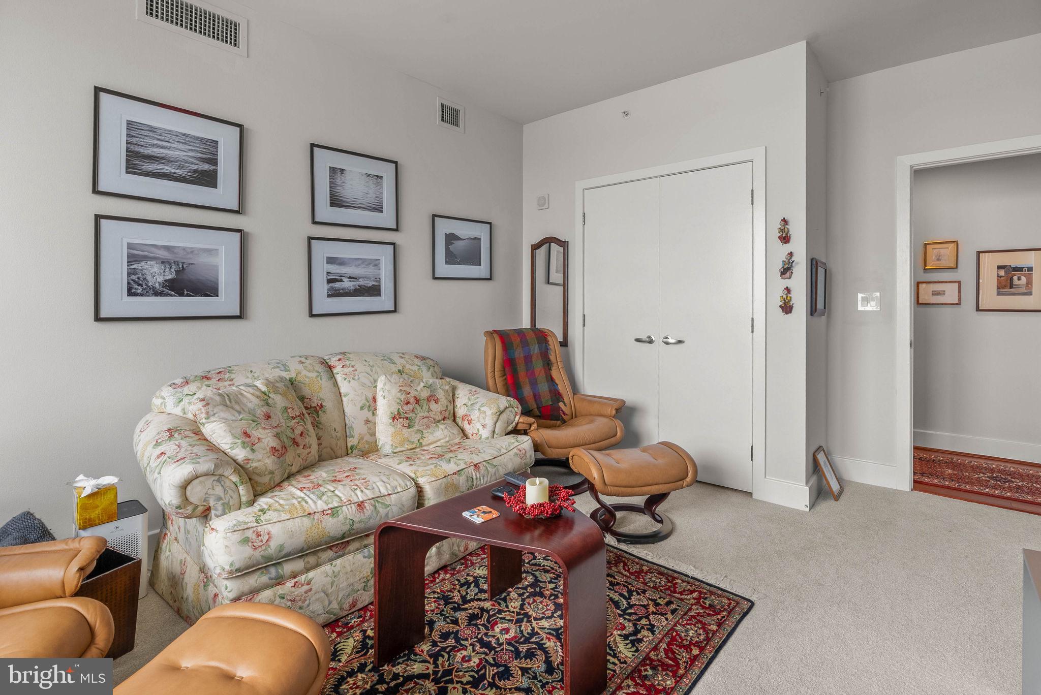 QUEEN VILLAGE - Residential