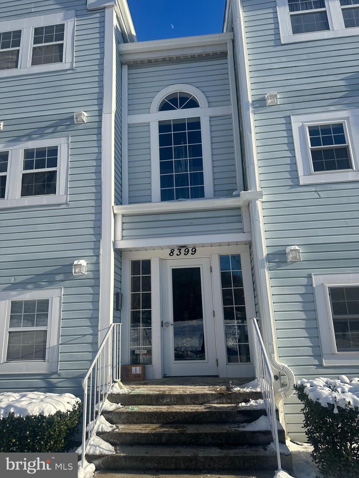 Meticulously maintained 2bedroom and 2 full bath condo in heart of Ellicott City. Step into your new home of modern living with this 2-bedroom top level condo located in Ellicott City. House has hardwood floors that extend throughout, creating a timeless and inviting atmosphere. Stainless steel appliances and washer/dryer inside the condo for ease access. Dining room is odd the kitchen. High ceiling living room area provides enough space to make a home office and still relax in the living room area. The primary suite, with a walk-in closet and private bathroom, is a place to relax and unwind. Please use RentSpree link to fill up the application. Landlord requires a credit score of 675+
This is a MUST SEE !!!