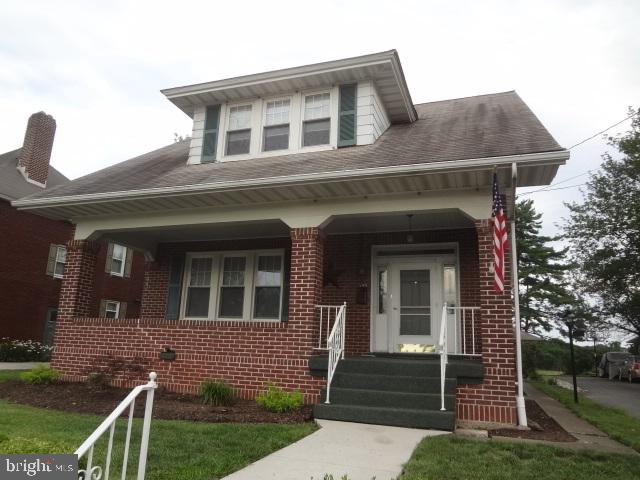 Delightful home, great location, move in ready.  3 BR, a 1/2 BA, granite counter tops, open floor plan.  Don't miss this one!