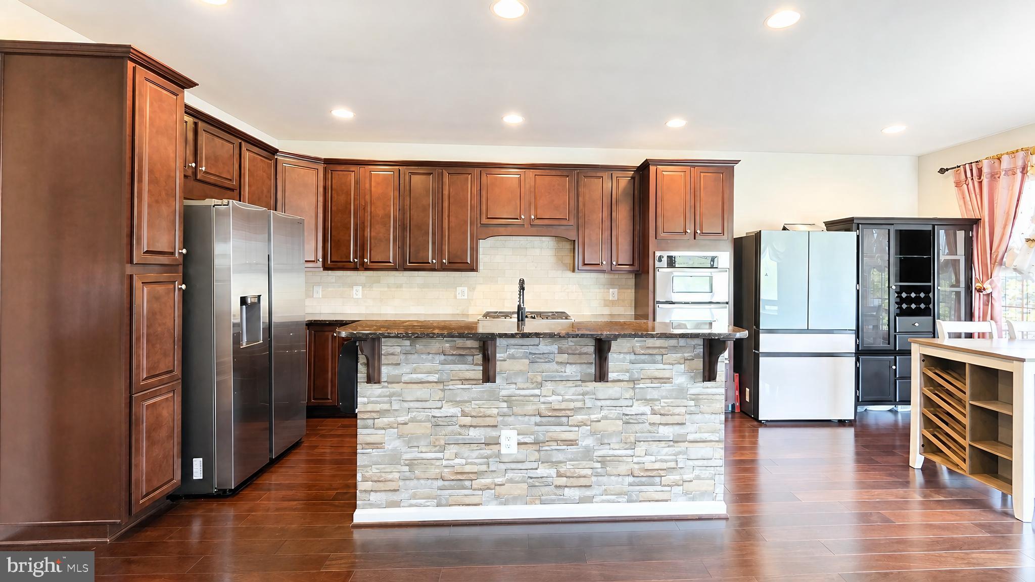 STRATSHIRE CROSSING - Residential
