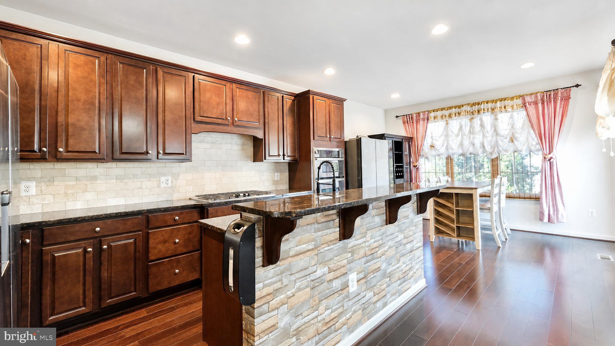 STRATSHIRE CROSSING - Residential